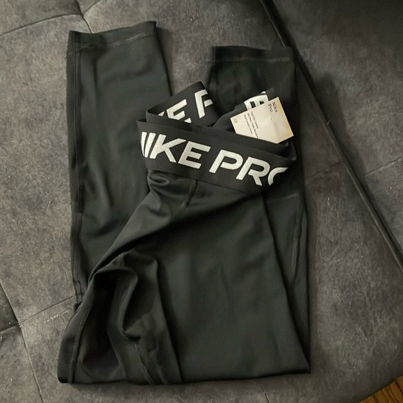 Nike Pro tight fit mid rise crop tights has back tag only never used - Picture 1 of 2